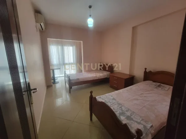 Tirane, jepet me qera apartament 3+1 Kati 3, 135 m² 750 € (Gjimnazi Petro Nini)