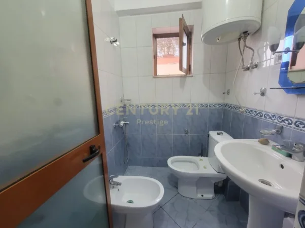 Tirane, jepet me qera apartament 3+1 Kati 3, 135 m² 750 € (Gjimnazi Petro Nini)