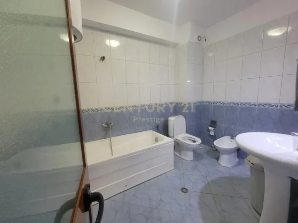 Tirane, jepet me qera apartament 3+1 Kati 3, 135 m² 750 € (Gjimnazi Petro Nini)