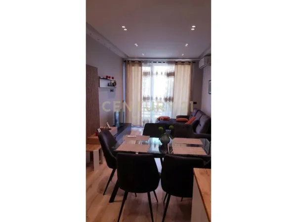 Tirane, jepet me qera apartament 1+1 Kati 1, 76 m² 700 € (Nenkalimi komuna Parisit)