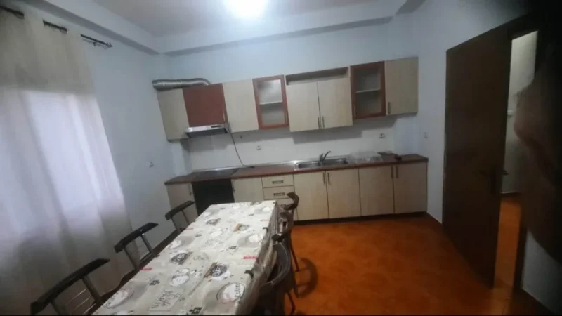 Tirane, jepet me qera shtepi 3+1+Ballkon Kati 2, 95 m² 460 € (qyteti studenti)