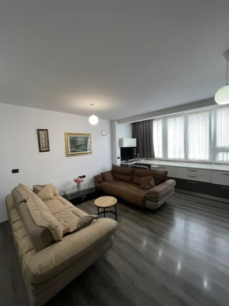Tirane, shes apartament 2+1+Ballkon Kati 6, 90 m² 195.000 € (Fusha e Aviacionit)