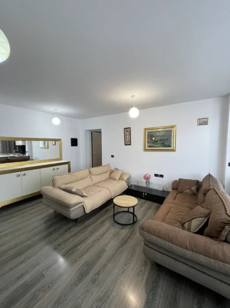 Tirane, shes apartament 2+1+Ballkon Kati 6, 90 m² 195.000 € (Fusha e Aviacionit)