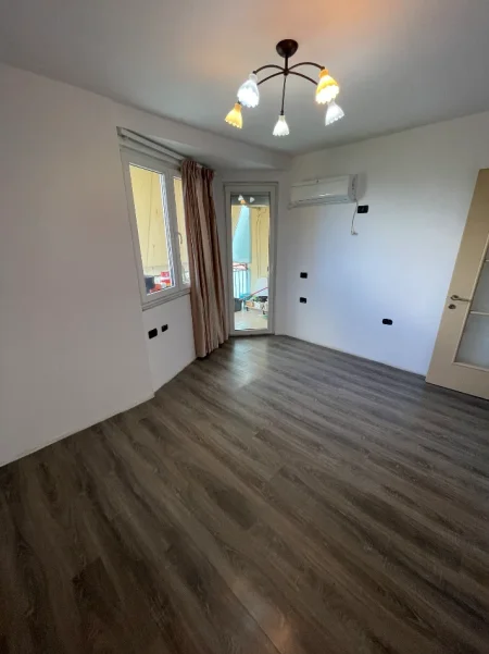Tirane, shes apartament 2+1+Ballkon Kati 6, 90 m² 195.000 € (Fusha e Aviacionit)