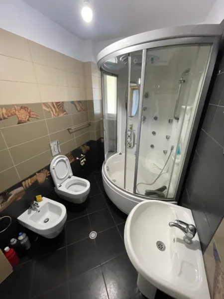 Tirane, shes apartament 2+1+Ballkon Kati 6, 90 m² 195.000 € (Fusha e Aviacionit)