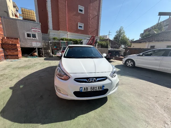 Tirane, shitet makine Hyundai Accent Nafte, e bardhë automatik Kondicioner 203.000 km 5.800 €