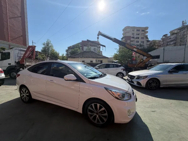Tirane, shitet makine Hyundai Accent Nafte, e bardhë automatik Kondicioner 203.000 km 5.800 €