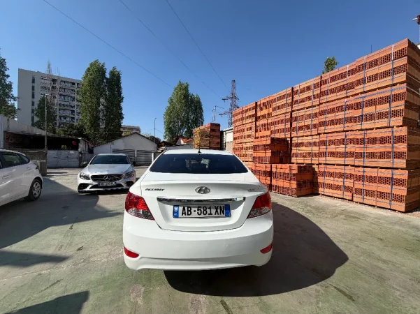 Tirane, shitet makine Hyundai Accent Nafte, e bardhë automatik Kondicioner 203.000 km 5.800 €