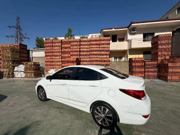 Tirane, shitet makine Hyundai Accent Nafte, e bardhë automatik Kondicioner 203.000 km 5.800 €