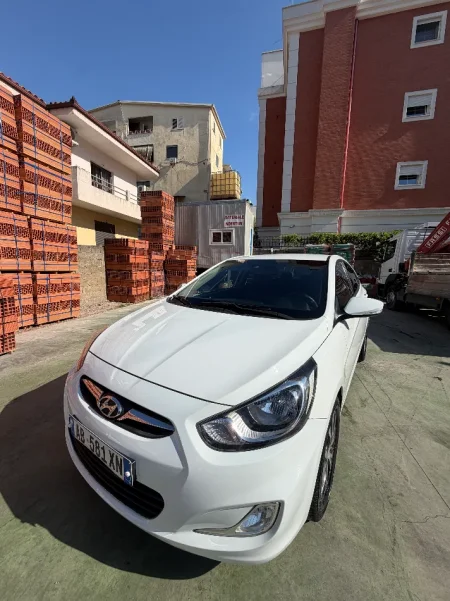 Tirane, shitet makine Hyundai Accent Nafte, e bardhë automatik Kondicioner 203.000 km 5.800 €