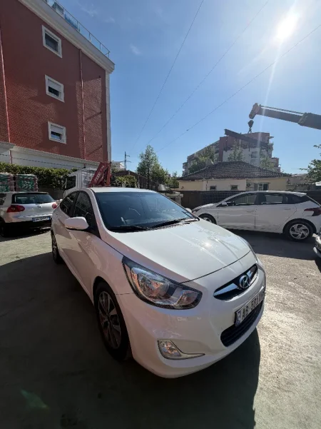 Tirane, shitet makine Hyundai Accent Nafte, e bardhë automatik Kondicioner 203.000 km 5.800 €
