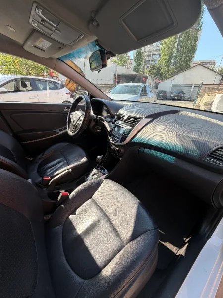 Tirane, shitet makine Hyundai Accent Nafte, e bardhë automatik Kondicioner 203.000 km 5.800 €
