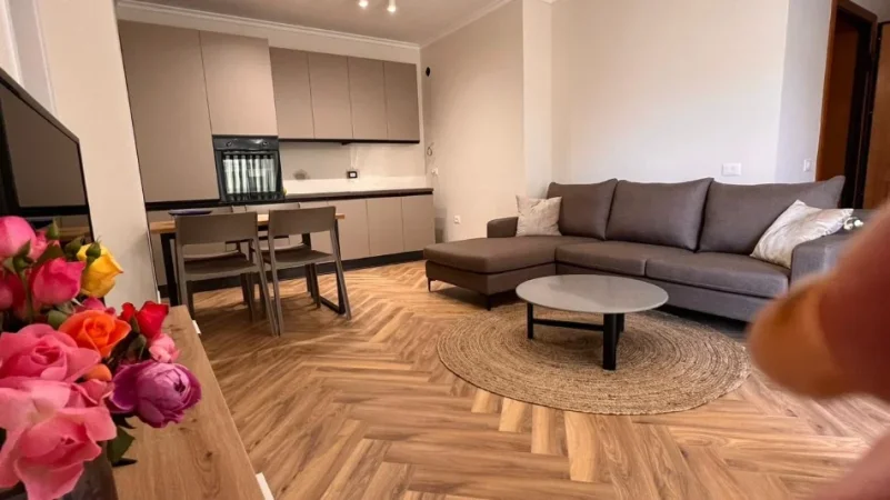 Tirane, jepet me qera apartament 2+1 Kati 3, 100 m² 800 € (Kisha Katolike)