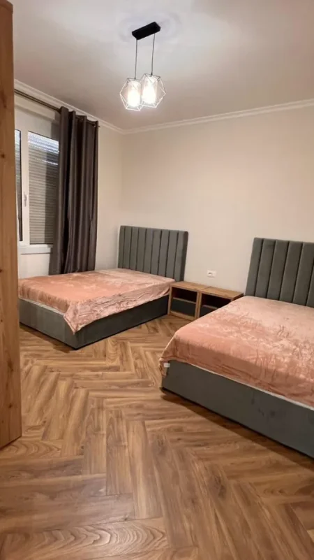 Tirane, jepet me qera apartament 2+1 Kati 3, 100 m² 800 € (Kisha Katolike)