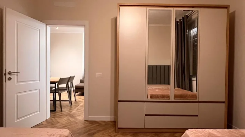 Tirane, jepet me qera apartament 2+1 Kati 3, 100 m² 800 € (Kisha Katolike)