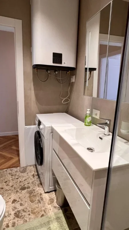 Tirane, jepet me qera apartament 2+1 Kati 3, 100 m² 800 € (Kisha Katolike)