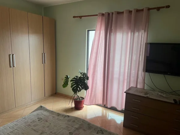 Tirane, jepet me qera apartament 3+1 Kati 3, 130 m² 550 € (Astir)