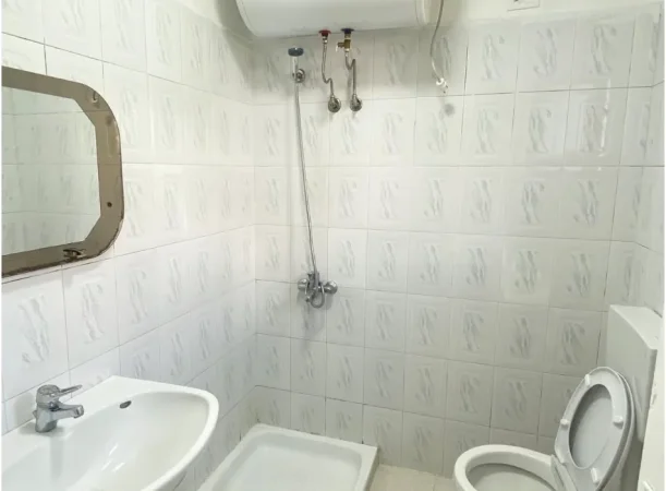 Tirane, jepet me qera shtepi 1+1, ballkon, 300 euro