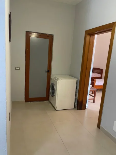 Tirane, jepet me qera shtepi 1+1 Kati 0, 70 m² 250 € (Rruga Avzi Nela)