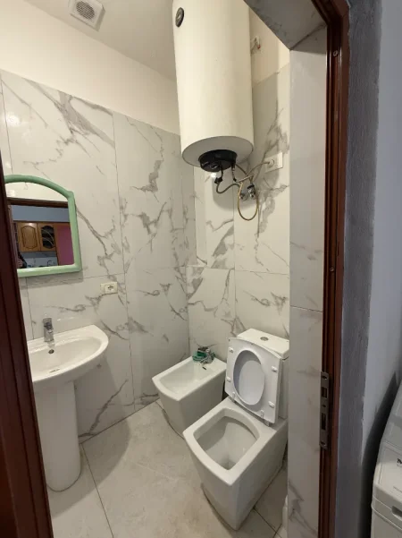 Tirane, jepet me qera shtepi 1+1 Kati 0, 70 m² 250 € (Rruga Avzi Nela)