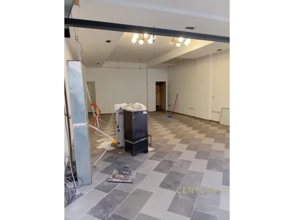 Tirane, jepet me qera ambjent biznesi Kati 0, 125 m² 2.200 € (Laprake)