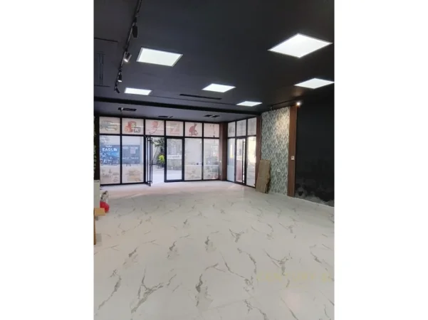 Tirane, jepet me qera ambjent biznesi Kati 0, 125 m² 2.200 € (Laprake)