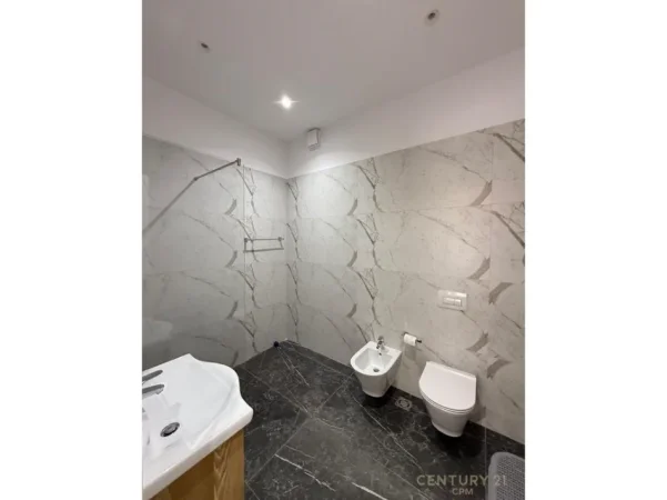 Tirane, jepet me qera apartament 2+1 Kati 8, 118 m² 1.300 € (Delijorgji)