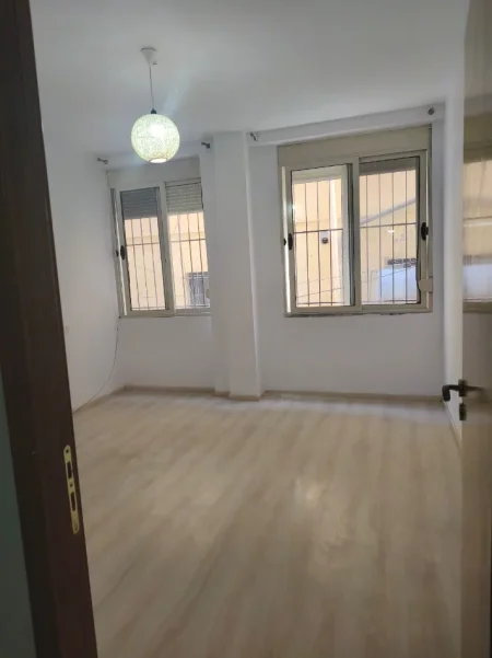Tirane, shitet apartament 2+1 Kati 0, 75 m² 125.000 € (rruga 5 maji)