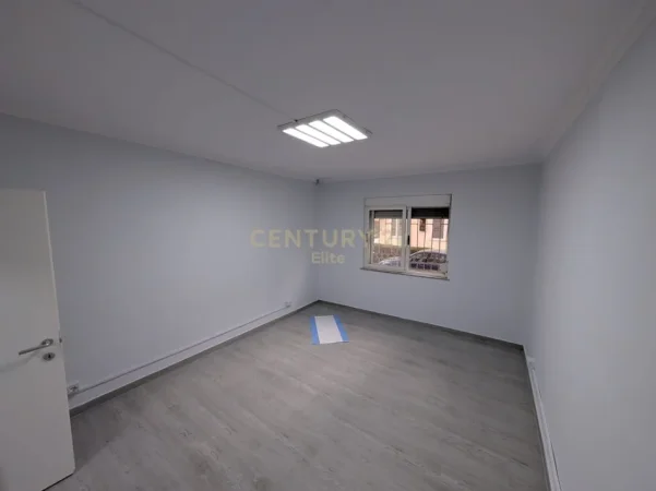Tirane, jepet me qera zyre Kati 0, 113 m² 550 € (pallati me shigjeta)