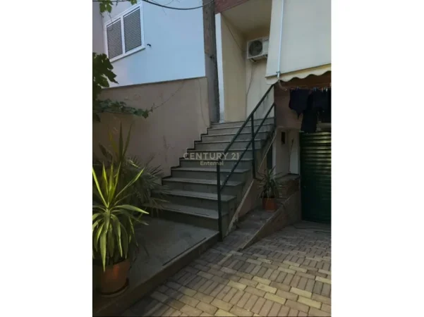 Tirane, jepet me qera apartament 2+1 Kati 0, 160 m² 650 € (Shkolla e kuqe)