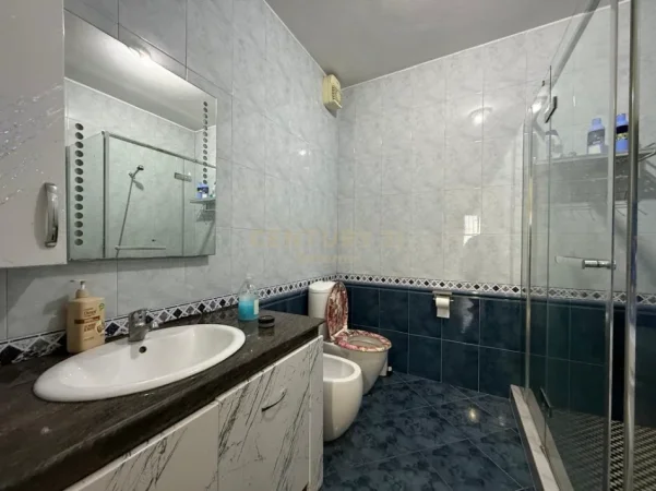 Tirane, jepet me qera apartament 2+1 Kati 10, 118 m² 700 € (rruga e Barrikadave)