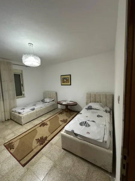 Tirane, jepet me qera shtepi 2+1+Ballkon Kati 0, 100 m² 500 € (jordan misja)