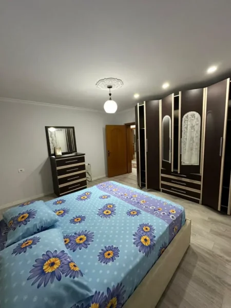 Tirane, jepet me qera shtepi 2+1+Ballkon Kati 0, 100 m² 500 € (jordan misja)