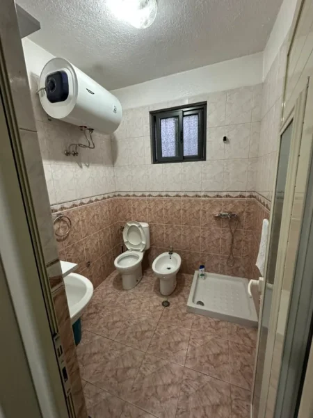 Tirane, jepet me qera shtepi 2+1+Ballkon Kati 0, 100 m² 500 € (jordan misja)