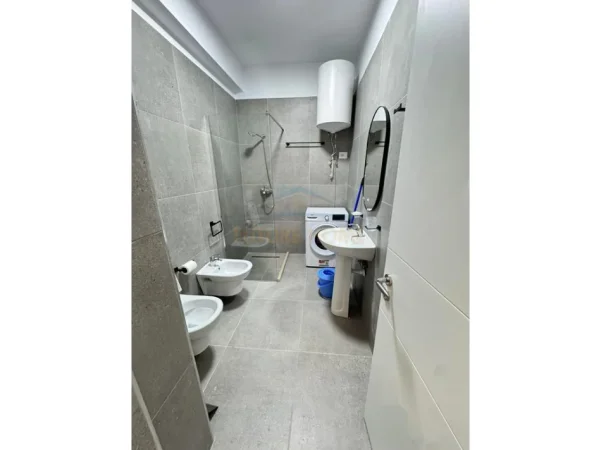 Tirane, jepet me qera apartament 1+1+Ballkon Kati 5, 65 m² 550 € (Unaza e Re)