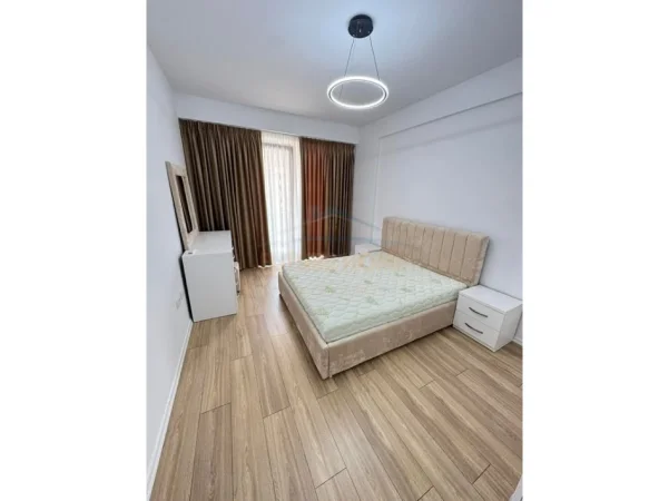 Tirane, jepet me qera apartament 1+1+Ballkon Kati 4, 75 m² 550 € (Unaza e Re)