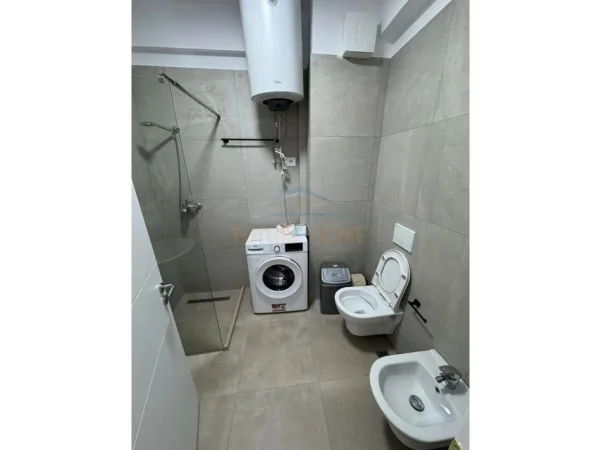 Tirane, jepet me qera apartament 1+1+Ballkon Kati 4, 75 m² 550 € (Unaza e Re)