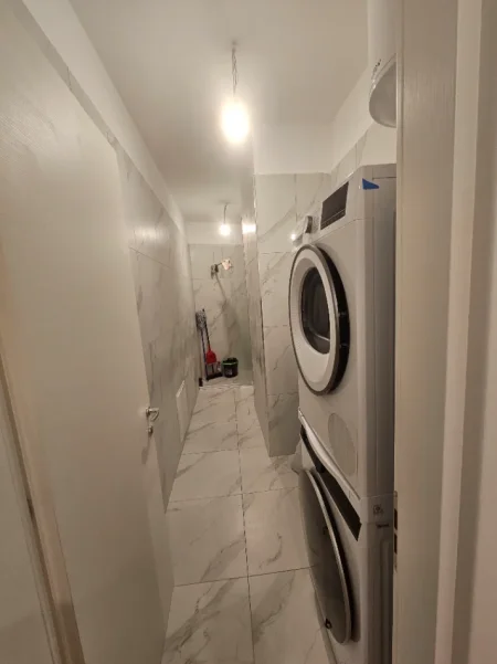 Tirane, jepet me qera apartament 2+1+Ballkon Kati 4, 1.000 € (https://maps.app.goo.gl/MEu9B8op48SbjqPG7?g_st=ac)
