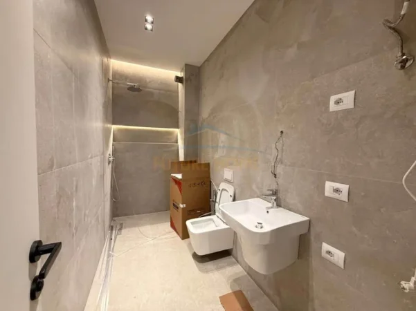 Tirane, jepet me qera apartament 1+1+Ballkon Kati 7, 64 m² 215.000 € (Rruga e Barrikadave)