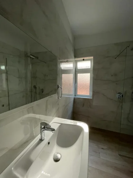 Tirane, jepet me qera apartament 1+1+Aneks+Ballkon Kati 4, 60 m² 550 € 