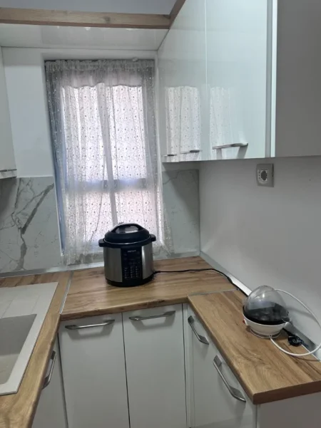 Tirane, jepet me qera apartament 1+1 Kati 5, 58 m² 450 € (Petro Nini Luarasi)