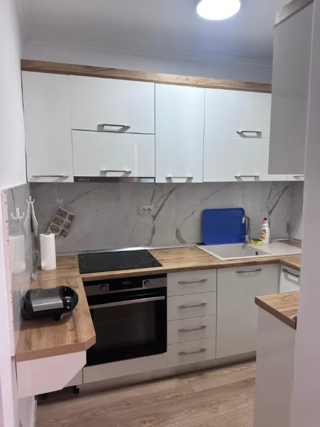 Tirane, jepet me qera apartament 1+1 Kati 5, 58 m² 450 € (Petro Nini Luarasi)