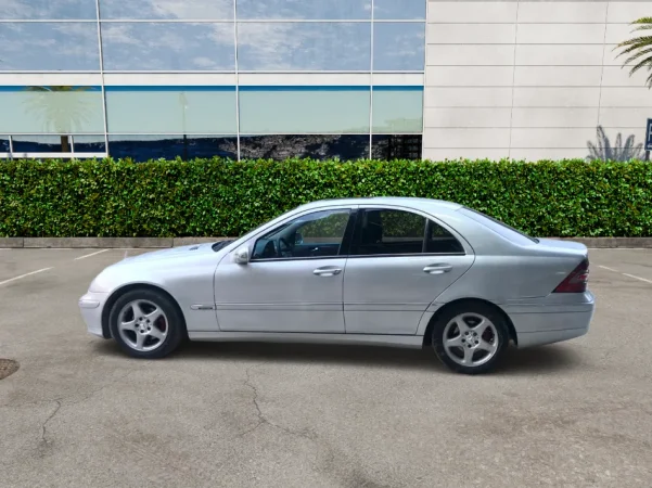 Tirane, shes makine Mercedes Benz Nafte, gri metalizato automatik Kondicioner 320.000 km 2.500 €