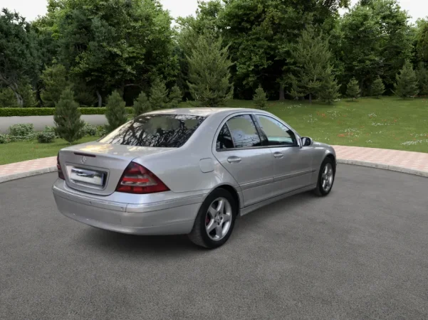 Tirane, shes makine Mercedes Benz Nafte, gri metalizato automatik Kondicioner 320.000 km 2.500 €