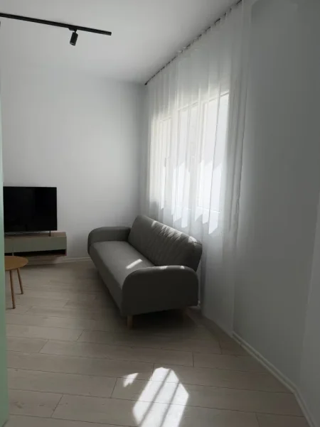 Tirane, jepet me qera apartament 1+1 , 62 m² 50,000 ALL (Prane Green City, Tirane)