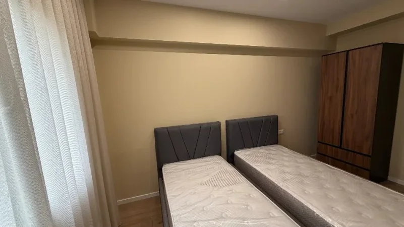 Tirane, jepet me qera apartament 2+1 Kati 1, 105 m² 500 € (Rruga Azem Galica)