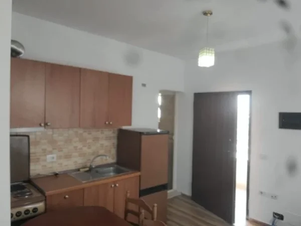 Tirane, jepet me qera apartament 1+1 Kati 2, 55 m² 260 € (qyteti studenti)