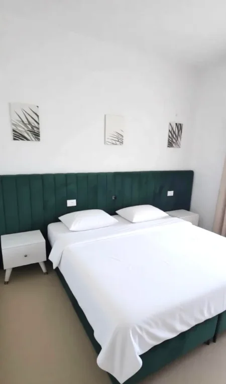 Vlore | Uji i Ftohtë. Jepet me qira afatgjatë, 1+1 me pamje nga deti.