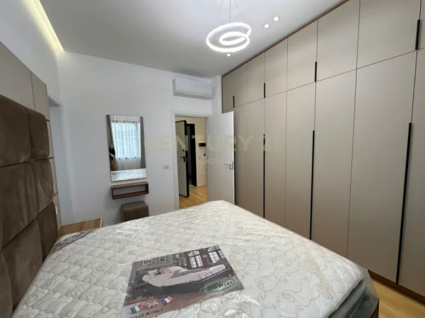 Tirane, jepet me qera apartament 2+1+Ballkon Kati 8, 93 m² 1.300 € (vasil shanto)