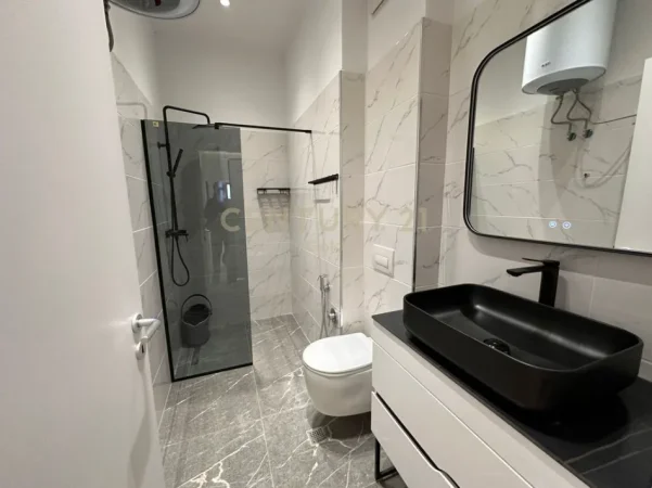 Tirane, jepet me qera apartament 2+1+Ballkon Kati 8, 93 m² 1.300 € (vasil shanto)